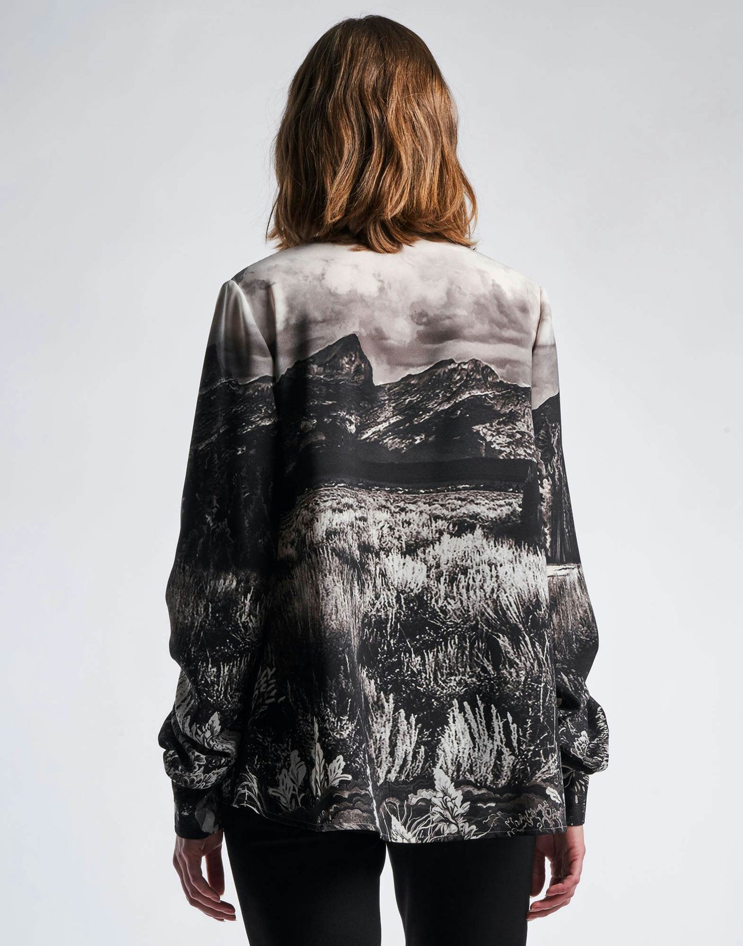 AMAZEMENT Stand Collar Blouse in Monocrome 'Wyoming' Landscape Print Crêpe