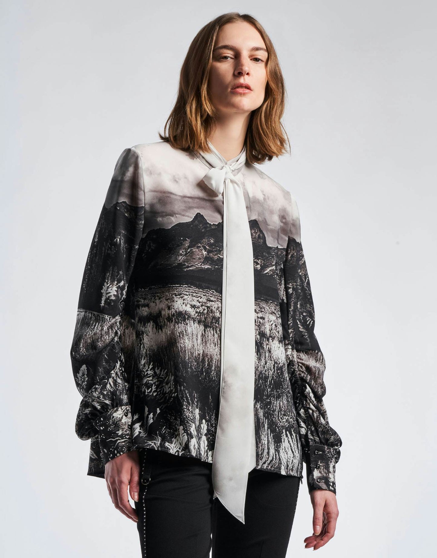 AMAZEMENT Stand Collar Blouse in Monocrome 'Wyoming' Landscape Print Crêpe