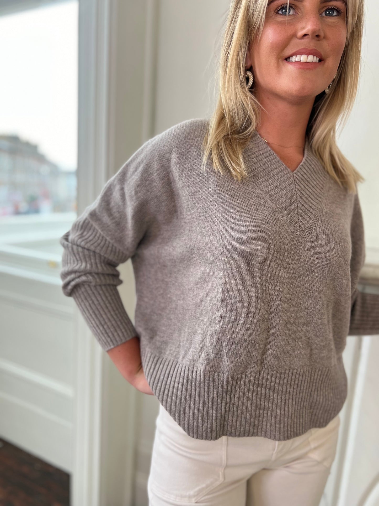 Cashmere V Neck Relaxed Sweater in Sahara