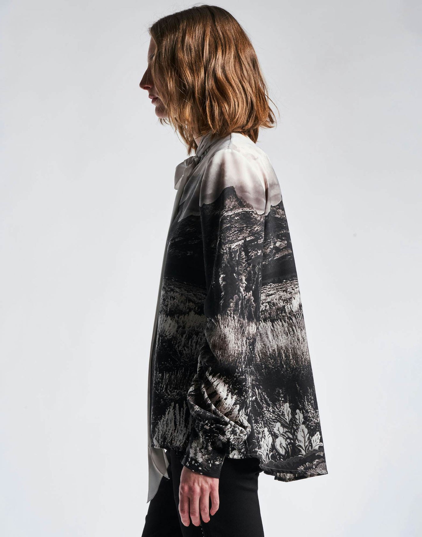 AMAZEMENT Stand Collar Blouse in Monocrome 'Wyoming' Landscape Print Crêpe